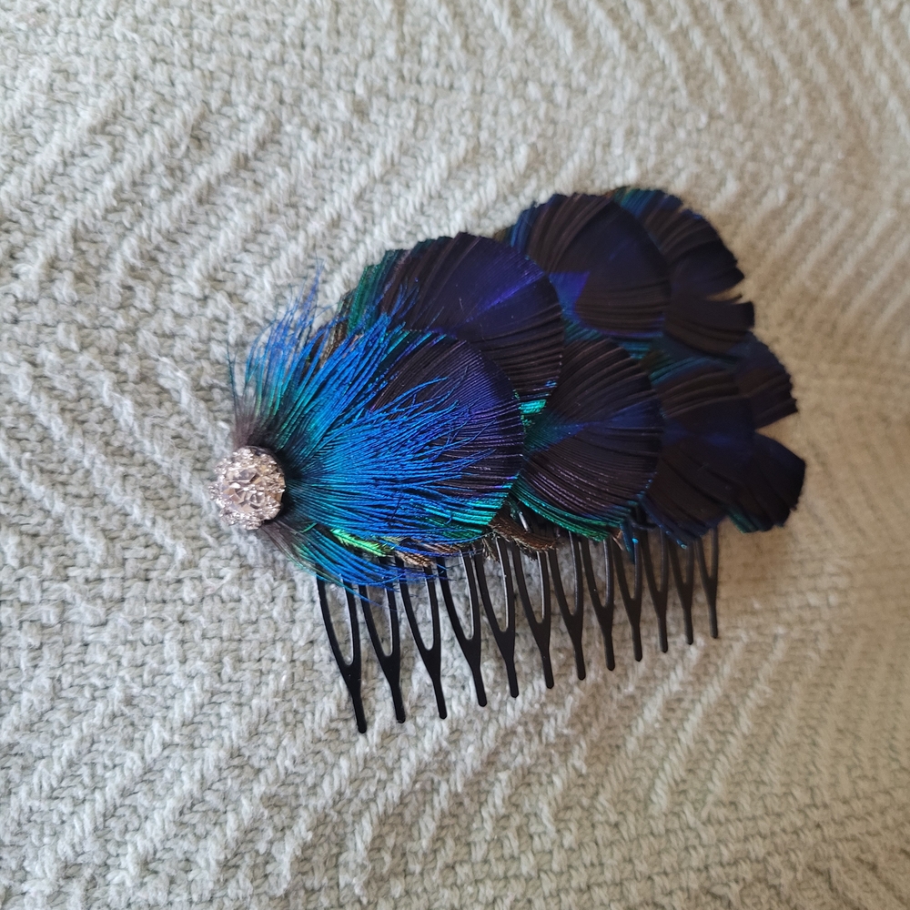 Source Unknown Vibrant Blue and Black Feather Hair Comb